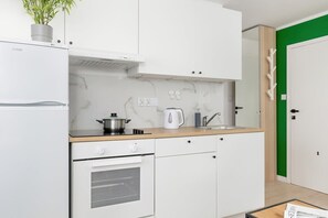 Refrigerador, horno, parrilla de estufa y utensilios de cocina 