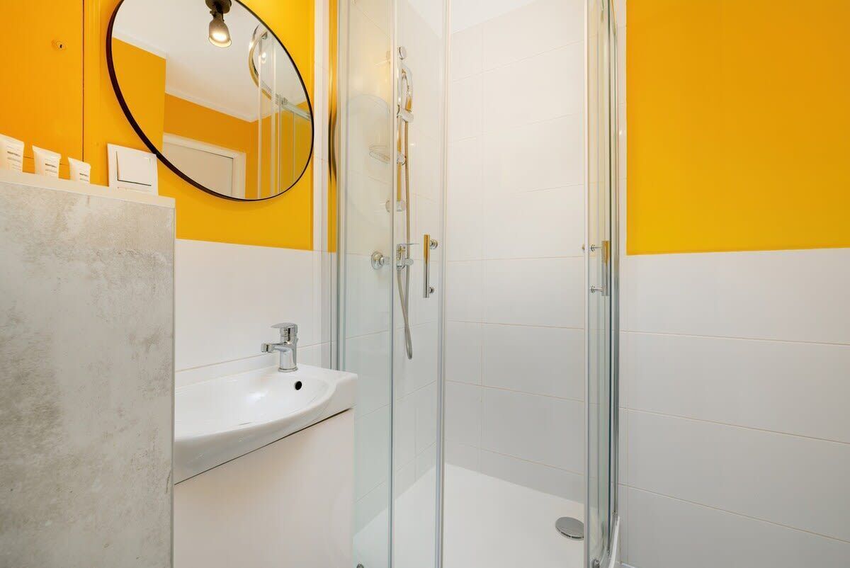 Shower, hair dryer, shampoo