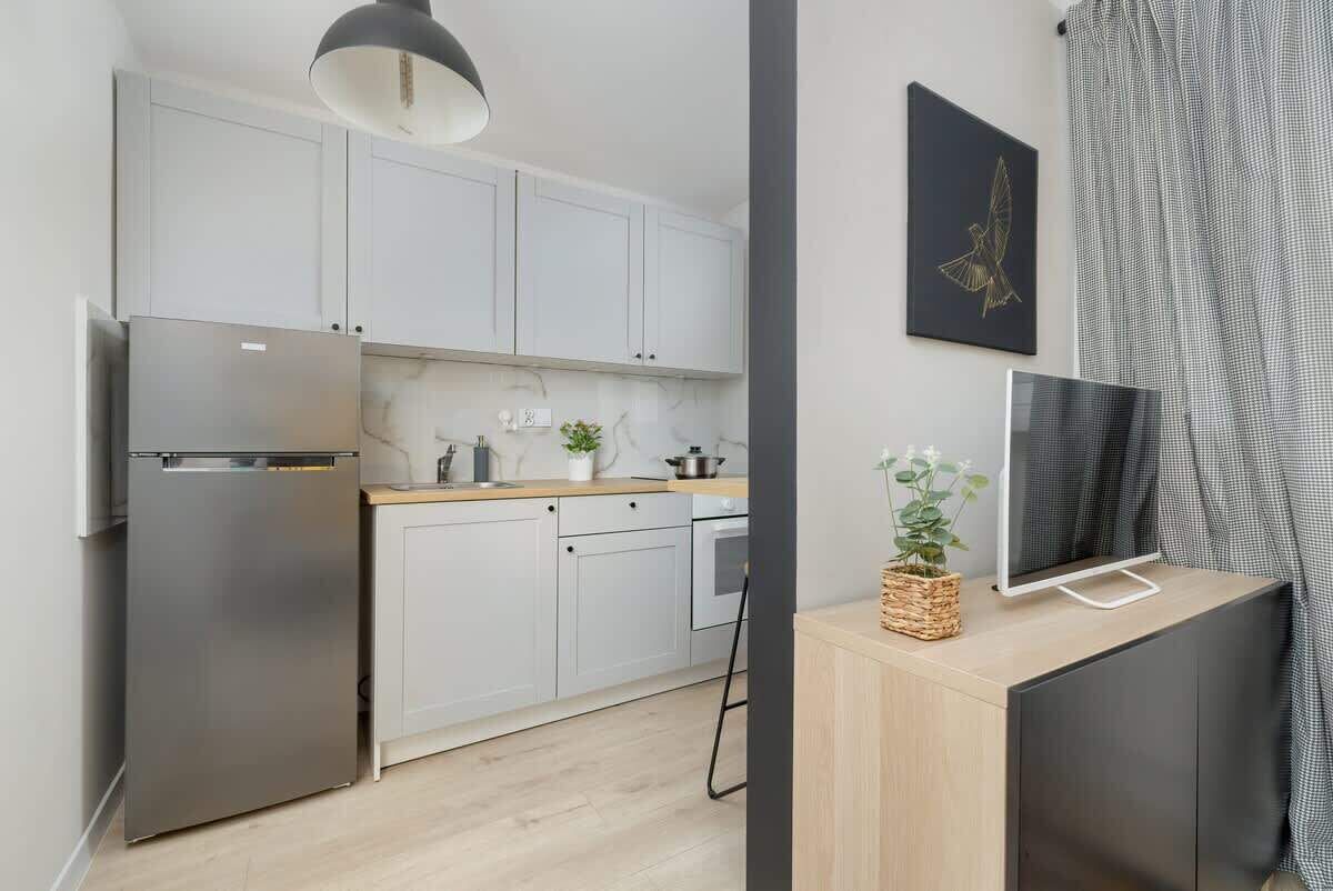 Kühlschrank, Ofen, Herdplatte, Kochgeschirr/Geschirr/Besteck