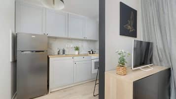 Kühlschrank, Ofen, Herdplatte, Kochgeschirr/Geschirr/Besteck