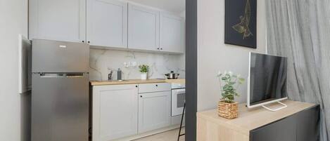 Kjøleskap, ovn, kokeplater og kjøkkenutstyr