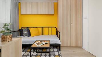 Iron/ironing board, WiFi, bed sheets