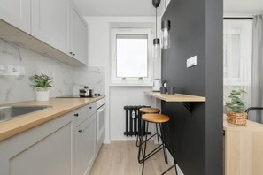 Kühlschrank, Ofen, Herdplatte, Kochgeschirr/Geschirr/Besteck