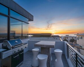Outdoor dining - Ocean View | Steps to DT Manhattan Beach|King Beds (Manhattan Beach)
