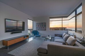 TV, books, offices - Ocean View | Steps to DT Manhattan Beach|King Beds (Manhattan Beach)