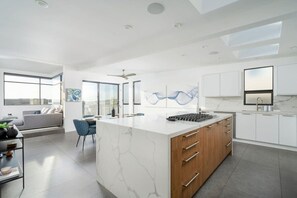 Jääkaappi, mikroaaltouuni, uuni, liesi