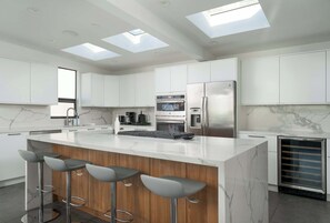 Jääkaappi, mikroaaltouuni, uuni, liesi