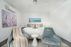 3 habitaciones, escritorio y tabla de planchar con plancha 