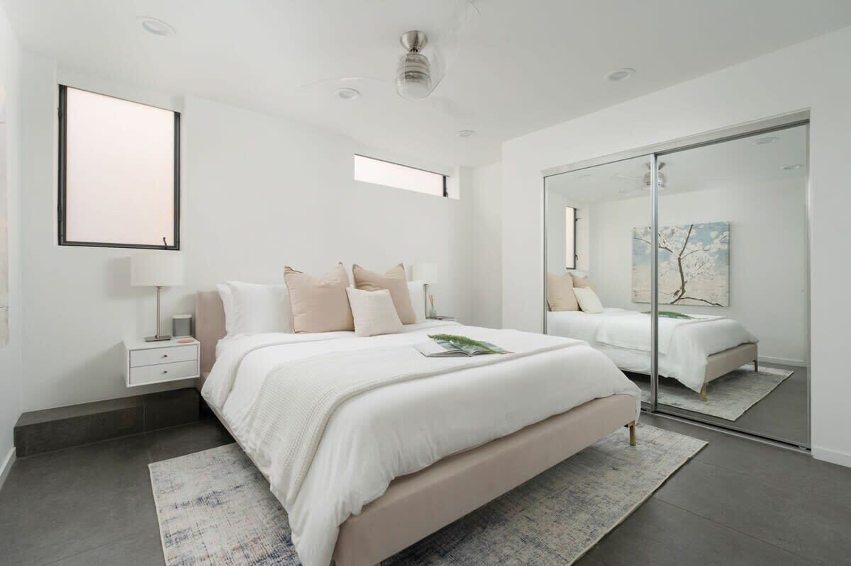 3 bedrooms, desk, iron/ironing board, travel crib