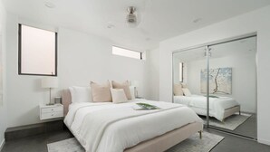3 bedrooms, desk, iron/ironing board, travel cot - Ocean View | Steps to DT Manhattan Beach|King Beds (Manhattan Beach)