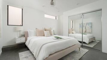 3 bedrooms, desk, iron/ironing board, travel crib