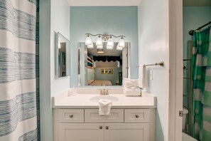 Secador de cabelo, toalhas de banho