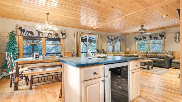 Un interior de madera con comedor, cocina y zona de estar.