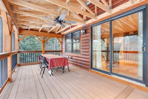 Outdoor dining - Deer Run | 3 Bed, 2 Bath (Greenwood)
