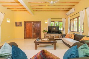 Comfort Villa | Living area | Flat-screen TV
