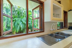 Geladeira grande, micro-ondas, fogão