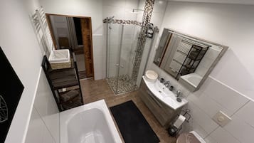 Haartrockner, Handtücher, Seife, Toilettenpapier