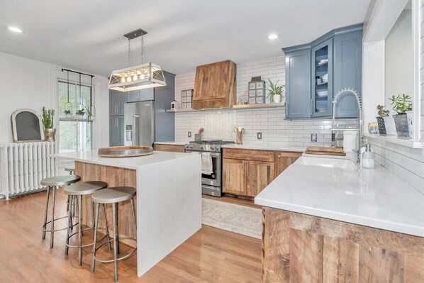 Jääkaappi, mikroaaltouuni, uuni, astianpesukone