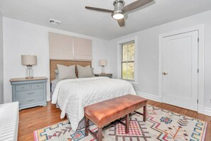 3 bedrooms, desk, iron/ironing board, WiFi - Underground Railroad 4 Bedroom Farmhouse (Kennett Square)