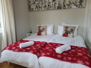 3 chambres, bureau, fer et planche à repasser, accès au Wi-Fi (inclus)