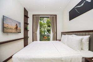 Suite estudio exclusiva | Caja de seguridad en la habitación y escritorio 