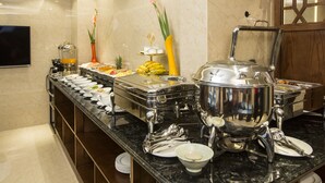朝食 (ビュッフェ)、毎日提供 (無料)