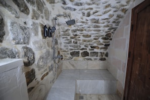 ARTUKHAN ROOM | Bathroom | Shower, rainfall showerhead, hair dryer, towels
