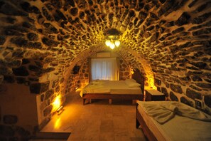 ARTUKHAN ROOM | Egyptian cotton sheets, premium bedding, memory-foam beds, free WiFi - Artukhan Konak (Mardin)