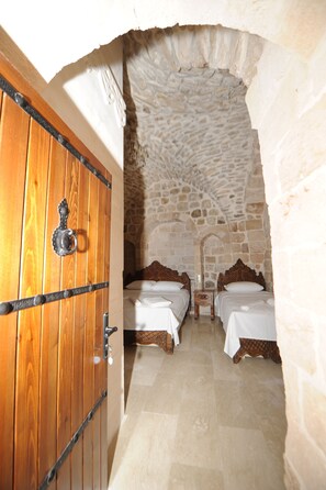 DARA ODASI | Bathroom | Shower, rainfall showerhead, hair dryer, towels - Artukhan Konak (Mardin)