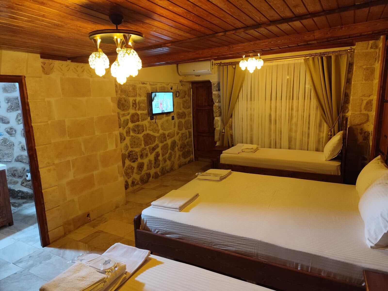 スタンダード 4 人部屋 | エジプト綿のシーツ、高級寝具、WiFi (無料)