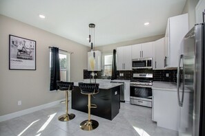 Private kitchen - King Bed Haven Near Downtown
 (Houston)