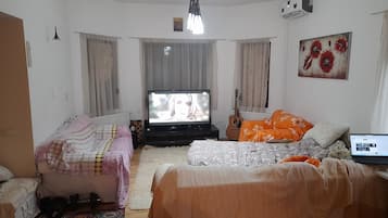 2 bedrooms, desk, iron/ironing board, WiFi