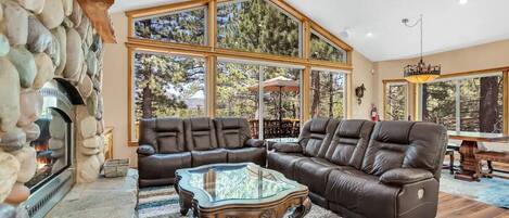 Een televisie en een open haard