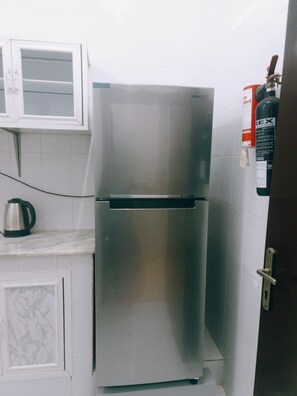 Full-sized fridge, oven, stovetop, electric kettle