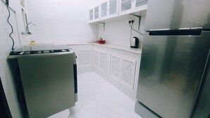 Full-size fridge, oven, stovetop, electric kettle - AJAWEED (Salalah)