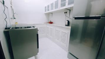 Full-sized fridge, oven, stovetop, electric kettle
