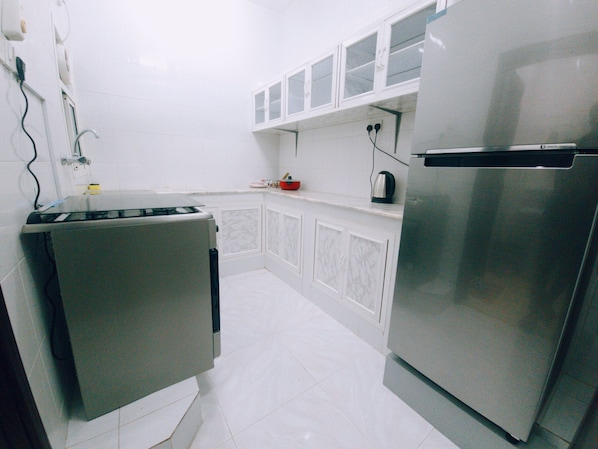 Großer Kühlschrank, Ofen, Herdplatte, Wasserkocher