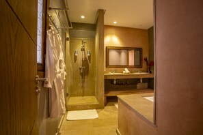 Bidet, towels, soap, shampoo - Riad Azia: Serenity in Marrakech Your Oasis Awaits! 🌺 (Marrakech)