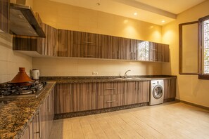 Private kitchen - Riad Azia: Serenity in Marrakech Your Oasis Awaits! 🌺 (Marrakech)