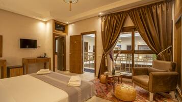 5 bedrooms, iron/ironing board, WiFi, bed sheets