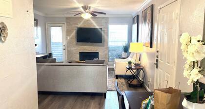 I20 - Gated 2BD Condo | Irving | DFW 10 Min | Pool