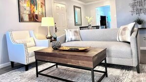 Smart TV - I20 - Gated 2BD Condo | Irving | DFW 10 Min | Pool (Irving)