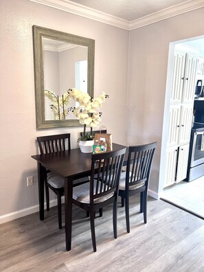 Dining - I20 – World Cup Stay - 18 min to AT&T - Sleeps 4 - Public Transit (Irving)