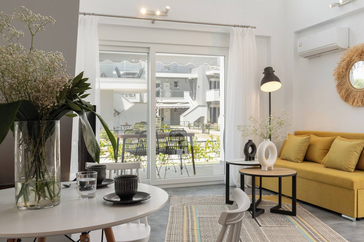 Villa Deluxe, 2 letti matrimoniali | Area soggiorno | Smart TV 40 pollici con canali via cavo