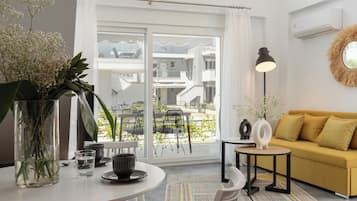 Villa Deluxe, 2 camas dobles | Zona de estar | Smart TV de 40 pulgadas con canales por cable