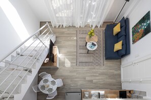 Villa – deluxe, 2 dobbeltsenger | Oppholdsområde | En 40-tommers smart-TV med kabel-kanaler