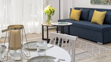 Vila luxo, 2 camas de casal | Área de estar | Smart TV 40 polegadas com canais a cabo
