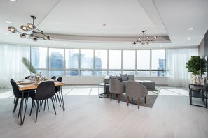 公寓, 4 間臥室, 露台 | 客廳 | 42 吋平面電視連有線電視頻道、Netflix、串流服務