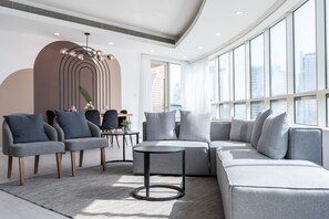 Appartement, 4 chambres, balcon | Coin séjour | Télévision à écran plat de 42 pouces avec chaînes par câble, Netflix