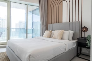 4 bedrooms, iron/ironing board, free WiFi, bed sheets - Dubai Marina - Stunning Huge 4 Bedroom Apts Near JBR - Gym - Pool - Parking by Sojo Stay (Dubai)